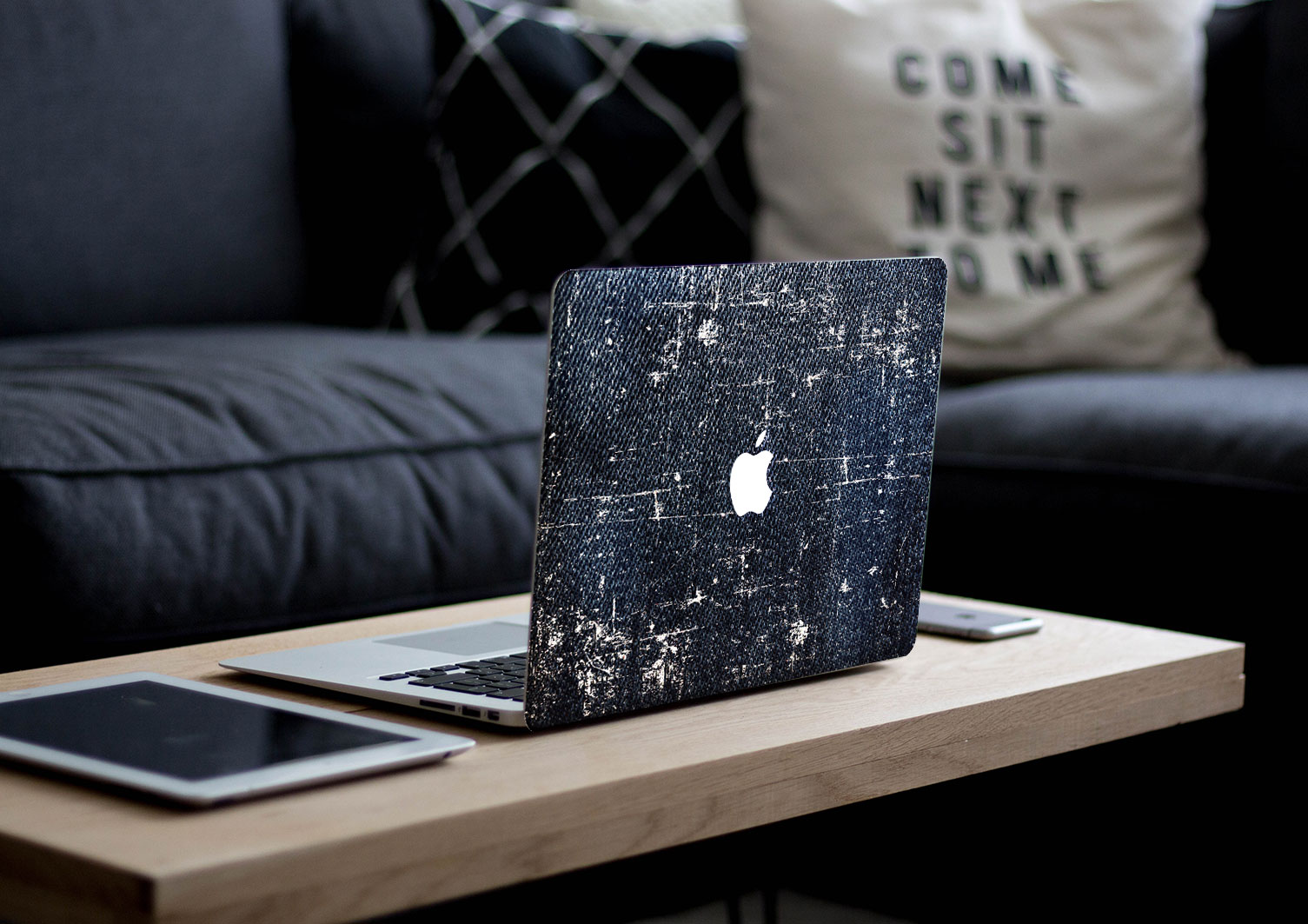 MacBookを使って楽しそうに会議をする社員の姿